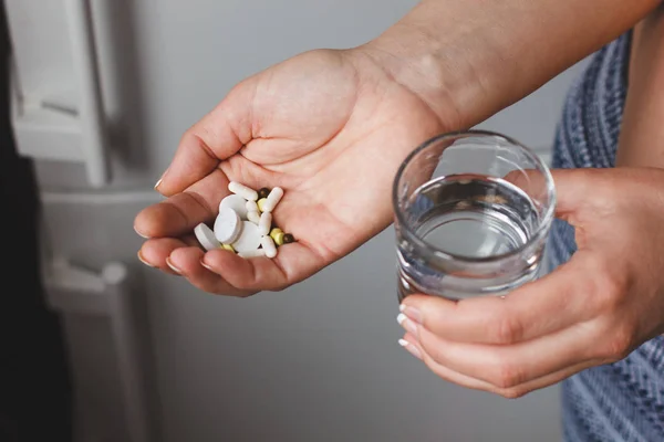 Vrouw met pillen en een glas puur water. Begrip gezondheid — Stockfoto
