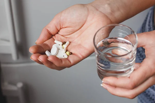 Vrouw met pillen en een glas puur water. Begrip gezondheid — Stockfoto