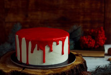 Bir rustik ahşap stand ve şenlikli dekorasyon ev yapımı Noel kırmızı kek. Kırmızı lezzetli ganache