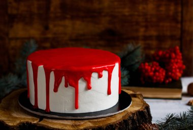 Bir rustik ahşap stand ve şenlikli dekorasyon ev yapımı Noel kırmızı kek. Kırmızı lezzetli ganache