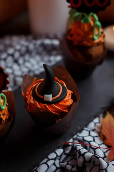 Halloween Cucpcakes met tekst topper decoratie en oranje room. Kaarsen en pompoen achtergrond — Stockfoto