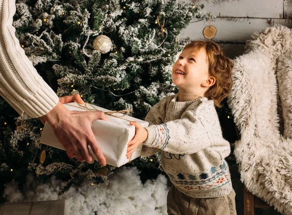Férias, Natal, família e conceito de felicidade - close-up de pai e filho com caixa de presente. Sorrindo menino criança loira pouco — Fotografia de Stock