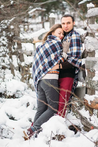 Par har roligt och skrattar. Kyss. Unga hipster par kramar varandra i Vinterparken. Vinter kärlek berättelse, en vacker elegant ungt par. Winter fashion-konceptet med pojkvän och flickvän. — Stockfoto