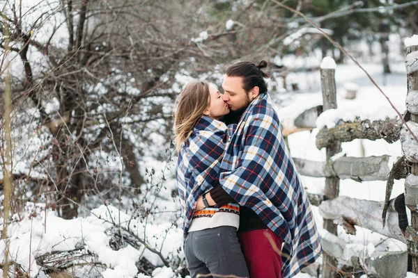 Portrait de mode en plein air de jeune couple sensuel par temps froid d'hiver. Amour et baiser — Photo