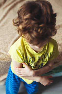 Ağlama yürümeye başlayan çocuk, kötü ruh, negatif duygu kavramı yakın çekim portre