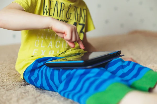 Kleiner Junge mit Tablet. Selektiver Fokus auf Kinderfinger — Stockfoto