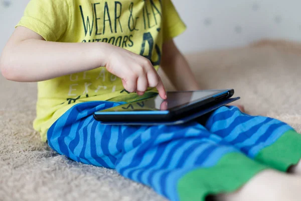 Kleiner Junge mit Tablet. Selektiver Fokus auf Kinderfinger — Stockfoto