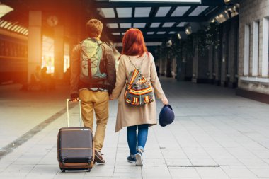 Arkadan görünüş istasyonu yürüme ve açık havada sohbet aşk hipster çift. Bayram kavramı