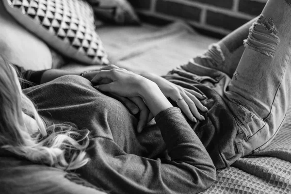Красивая женщина лежит на кровати. Обрезанное изображение красивыми руками. Копирование пространства — стоковое фото