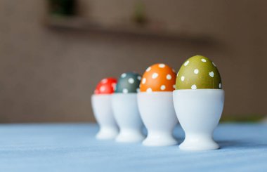 Renkli boyalı Paskalya yumurtaları. Paskalya natürmort