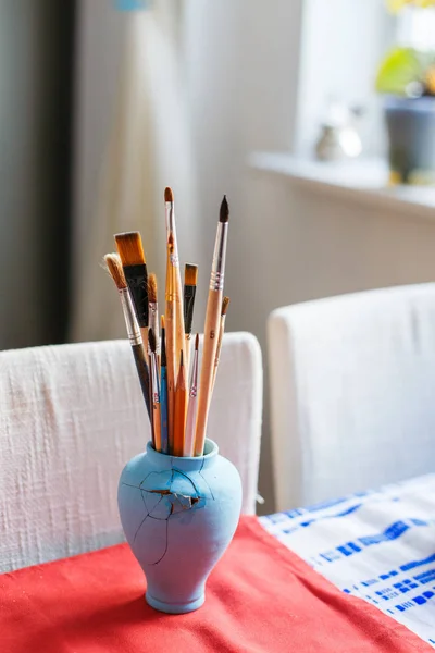 Paint Brushes on a table. Vertical photo. Artists workshop. — Stock Photo, Image