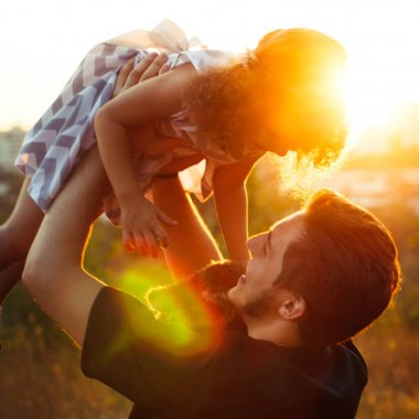 Babalar günü. Baba ve çocuk kızı birlikte açık havada yaz park üzerinde oynama. Güneşli akşam. Kare fotoğraf