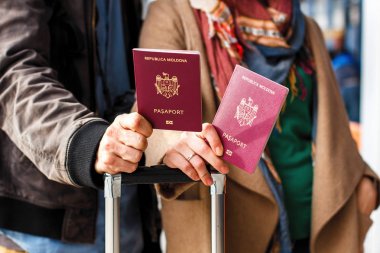 Vize olmadan Avrupa'yı gezersin için kırmızı Moldova biyometrik pasaport numarası. Elektronik çip ile modern pasaport vize olmadan Avrupa Birliği için seyahat Moldavians izin ver. Pasaport holding eller