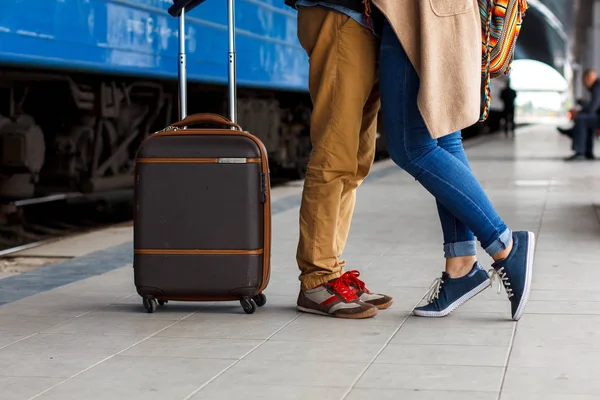 Happy moment of couple love, man in love lifting hi girlfriend in a hug,relaxing front of the urban background,concept about relationship, and travel couple concept. Brown luggage — Stock Photo, Image