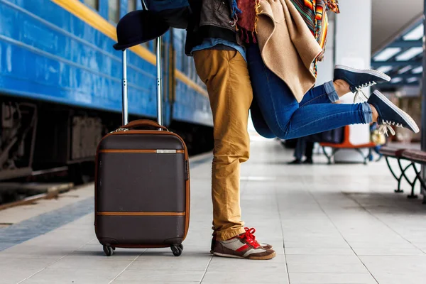 Happy moment of couple love, man in love lifting hi girlfriend in a hug,relaxing front of the urban background,concept about relationship, and travel couple concept. Brown luggage — Stock Photo, Image