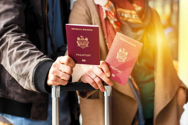 Gros plan des passeports sur les bagages. Concept de voyage ou d'émigration. Passeport biométrique de Moldova — Photo