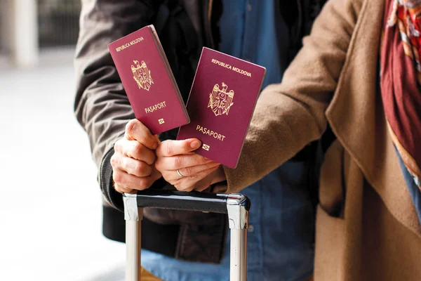 Fechar os passaportes na bagagem. Conceito de viagem ou emigração. Passaporte biométrico da Moldávia — Fotografia de Stock