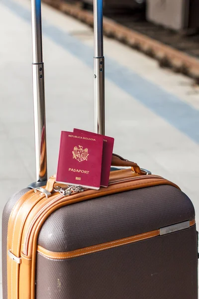 Red Moldavian biometric passport id to travel the Europe without visas. Modern passport with electronic chip let Moldavians travel to European Union without visa — Stock Photo, Image