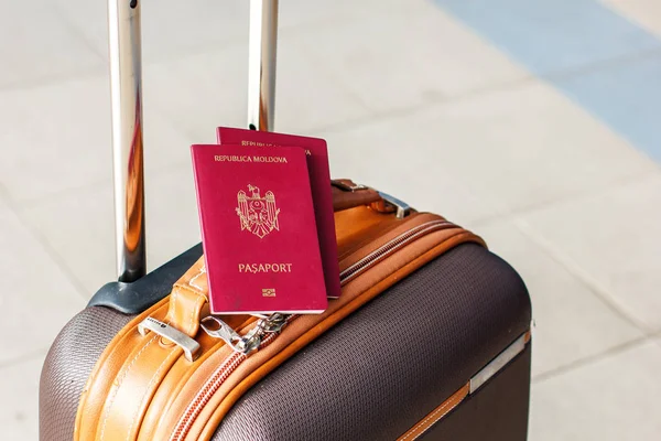Красный молдавский биометрический паспорт для поездки по Европе без виз. Современный паспорт с электронным чипом позволяет молдаванам путешествовать в Европейский Союз без визы — стоковое фото