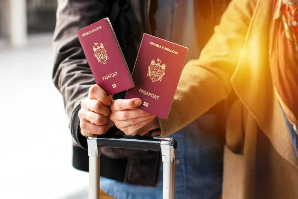 Red Moldavian passaporte biométrico id para viajar pela Europa sem vistos. Passaporte moderno com chip eletrônico deixe os moldavos viajar para a União Europeia sem visto. Mãos titulares de passaportes — Fotografia de Stock