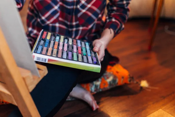 Female Artist Drawing Pastel Chalk Eagel Canvas — Stock Photo, Image