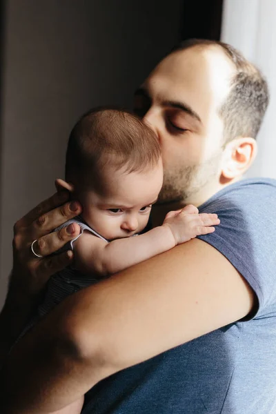 Mladý tatínek líbání jeho 4 měsíce starý malý syn — Stock fotografie