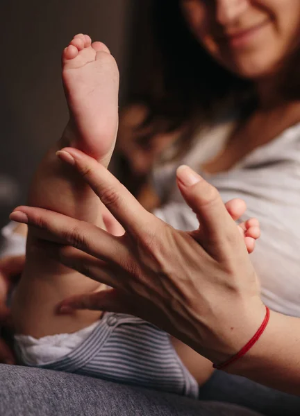 Pies de bebé en manos de madre. Pequeños recién nacidos Babys pies en las manos femeninas en forma de primer plano. Mamá y su hijo. Concepto de familia feliz. Hermosa imagen conceptual de la maternidad — Foto de Stock