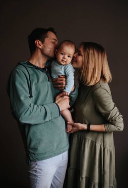 Çocukla birlikte mutlu bir ailenin portresi. Güzel aile kucaklaşması.