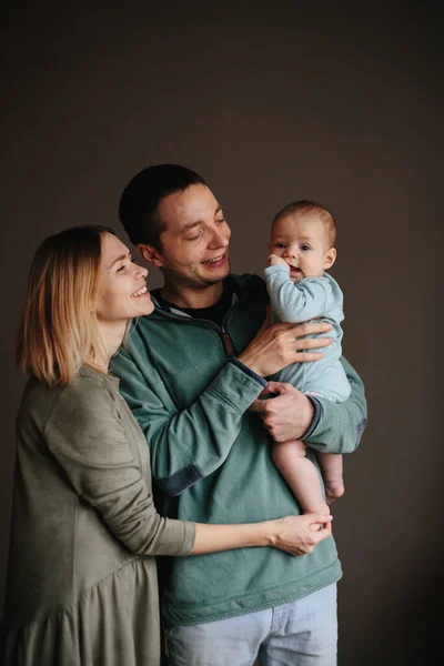 Портрет молодой счастливой семьи с малышом. Фабрегас обнимает семью — стоковое фото