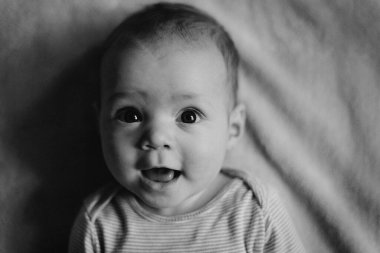 Siyah beyaz, güzel bir kızın büyük anlamlı gözleriyle çekilmiş portresi. Tatlı çocuk.