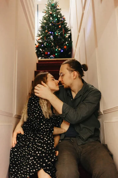 Καλά Χριστούγεννα. Νεαρό ζευγάρι γιορτάζει τα Χριστούγεννα στο σπίτι — Φωτογραφία Αρχείου