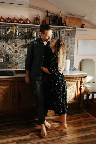 사랑하는 남자와 여자 가 아파트에서 함께 껴안고 웃고 있는 귀여운 갈색 머리 커플의 사진. 아늑 한 집 — 스톡 사진