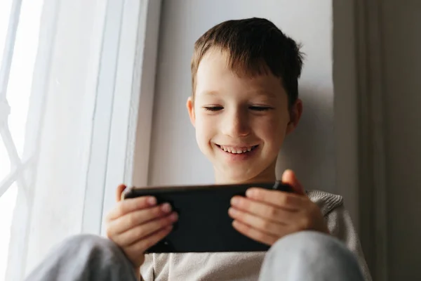 Kleiner Lächelnder Junge Beim Spielen Oder Surfen Internet Auf Digitalem — Stockfoto