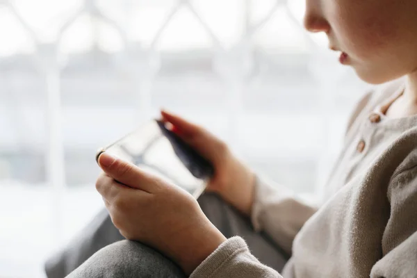 Kleinkind Mit Smartphone Netter Fünf Jahre Alter Junge Sitzt Hause — Stockfoto