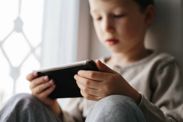 Niño Pequeño Usando Smartphone Lindo Niño Cinco Años Sentado Casa — Foto de Stock