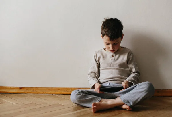 Niño Pequeño Usando Smartphone Lindo Niño Cinco Años Sentado Casa —  Fotos de Stock