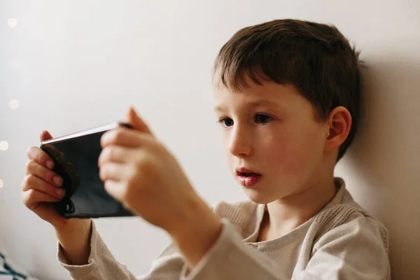 Niño Pequeño Usando Smartphone Lindo Niño Cinco Años Sentado Casa — Foto de Stock