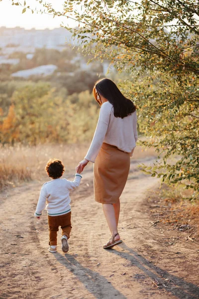 Mamá Pequeño Hijo Paseando Por Parque Otoño Tomados Mano Maternidad — Foto de Stock