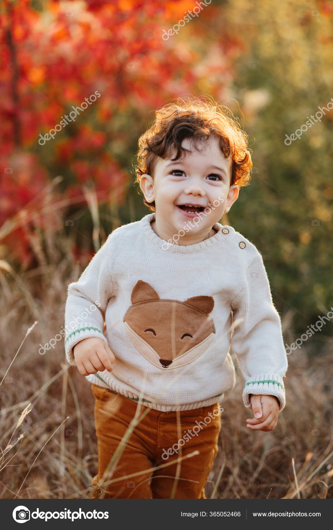 Retrato de bebé de 1-2 años. niña feliz niño caucásico jugando