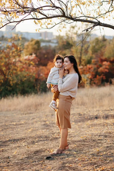 Familia Feliz Joven Hermosa Madre Con Pelo Largo Hijo Divirtiéndose — Foto de Stock