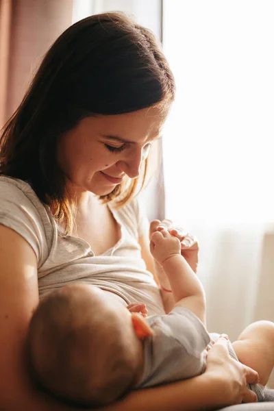 Una Madre Amamantando Pequeño Bebé Sus Brazos — Foto de Stock