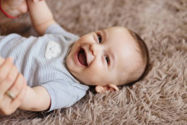 Küçük bebek gülümseyen portre, mutlu, pozitif, ev çekimi, yüz, kafa ve omuzlar