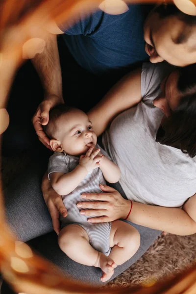 Familie Tânără Fericită Copil Părinţii Distrează Râzând Îmbrăţişându Copilul — Fotografie, imagine de stoc