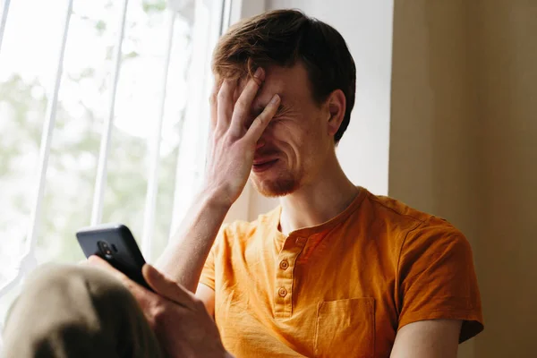 Jóvenes Guapos Frustrados Sintiéndose Molestos Hablando Por Teléfono Escuchando Malas — Foto de Stock
