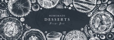 Böğürtlenli kek ve turta pankartı. Elle çizilmiş kek, turta ve taze böğürtlen tasarımı renkli. Ev yapımı tatlı tarifi şablonu. Yemek teslimatı, kafe menüsü, yemek tarifi için üstten görüntü