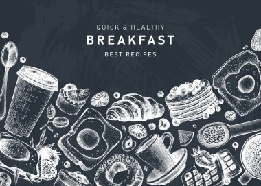 Tahtada kahvaltı pankartı var. Sabah yemeği ve sıcak içecek menü vektör şablonu. Kahvaltı ve kahvaltı yemekleri arka planda. Klasik el yapımı yemek taslakları. Tebeşir tahtasına oymalı kahvaltı tasarımı.