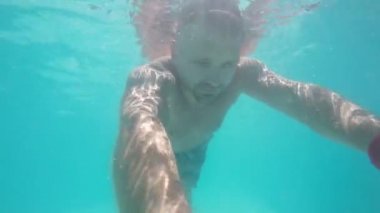 Su Parkı 'ndaki yapay nehirde, suyun altında yüzen Kafkas atletik adam.