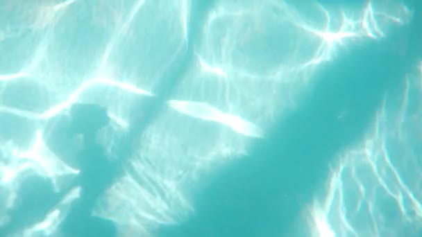 Luce solare caustica sul fondo della piscina. Acqua ultramarina — Video Stock