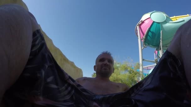 Blanke man in rubberen ring drijvend op de rivier in het waterpark. Close-up zicht — Stockvideo