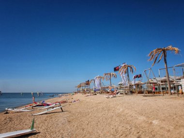 Surf Shelter Azak denizinde Dolgaya (Uzun) foreland üzerinde bulunan bir rüzgar / kitesurf kampı, Krasnodar bölgesi, Rusya